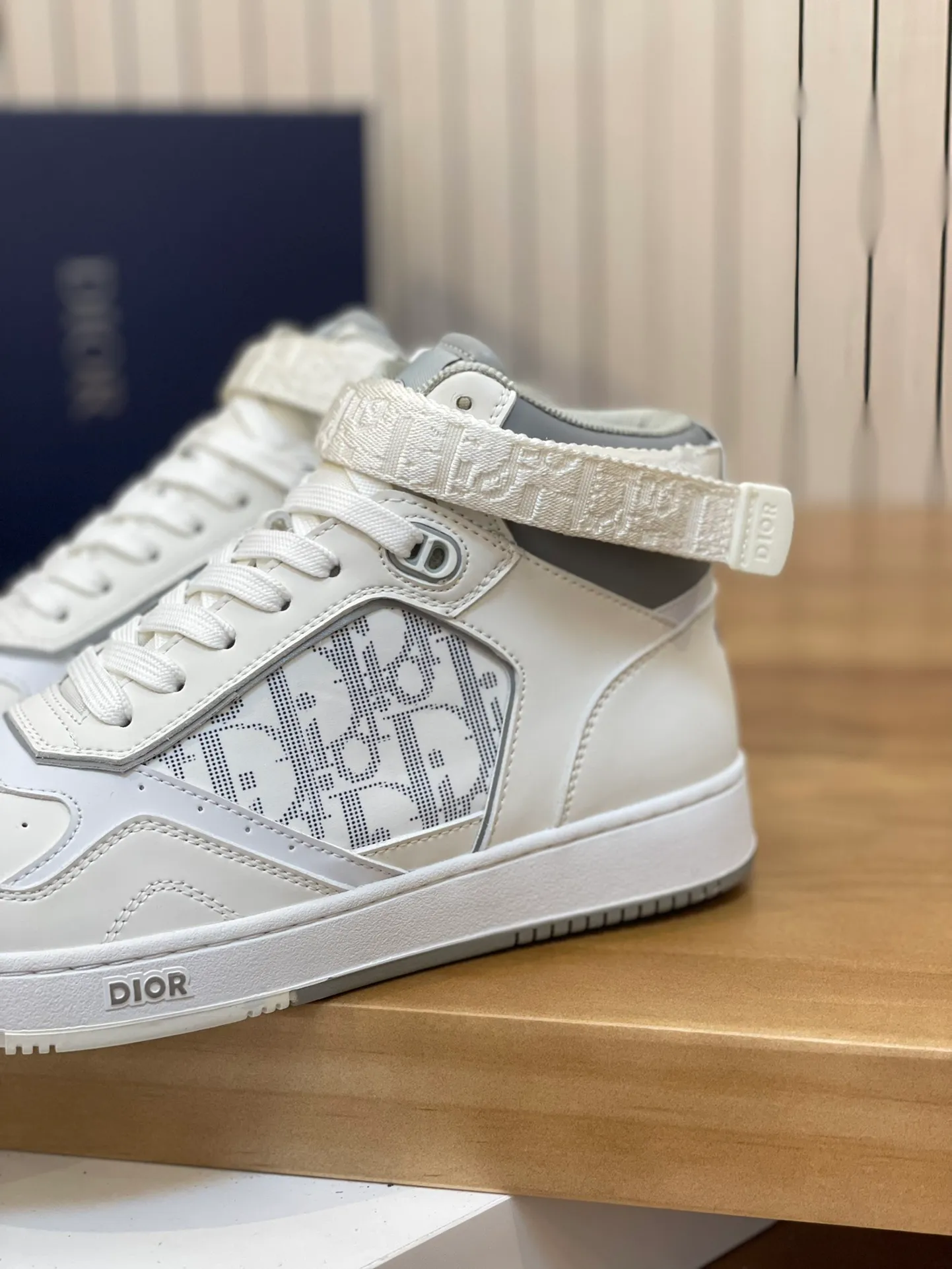 Men's shoes: 💰P460¥ Product trademark: Dior* "Dior*" high-top casual shoes Regular size: 38-44 (can be customized to 45.46) Product materials: Upper imported cowhide stitched with original fabric, breathable lining, original outsole. Number: 1006